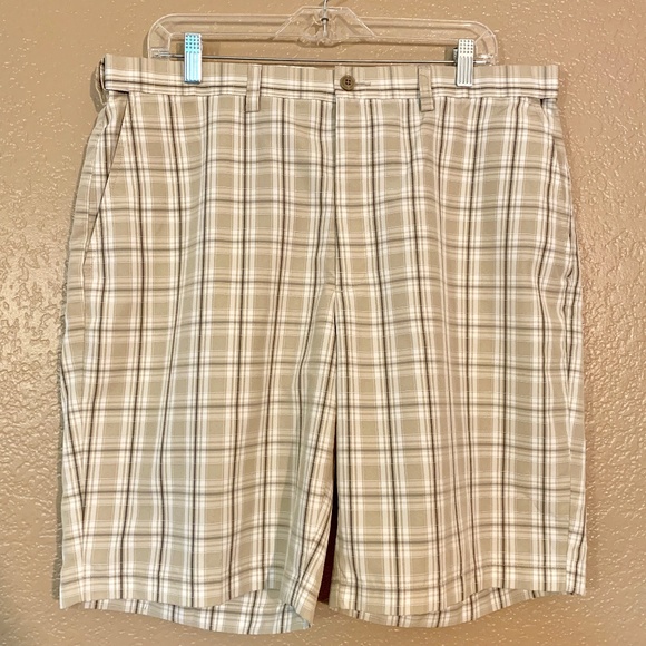 Haggar Mens Cool 18 Expandable Waist Plain Front Madras Plaid Short